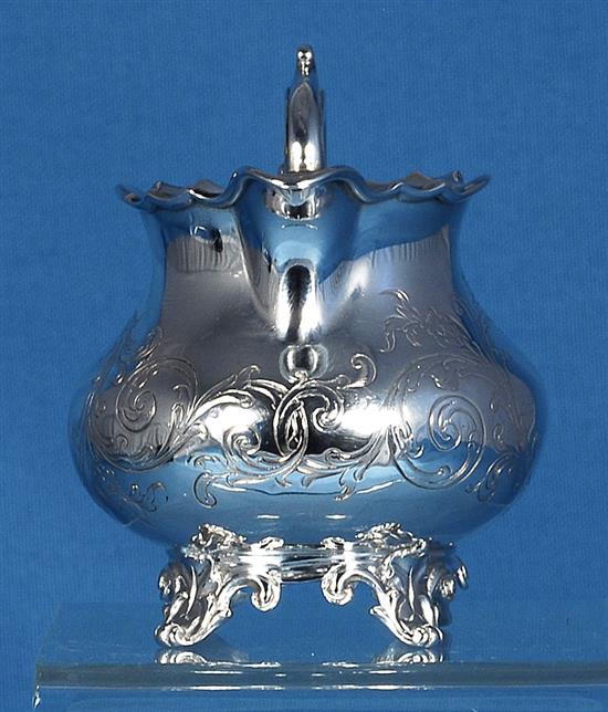 An early Victorian silver cream jug, Height 4”/105mm Width to handle 4 ¾”/120mm Weight: 4.4oz/124grms